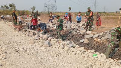 Danramil Kapten Inf Widoyo Turun Langsung Bangun Talud, Semangat Gotong Royong TMMD Menguat