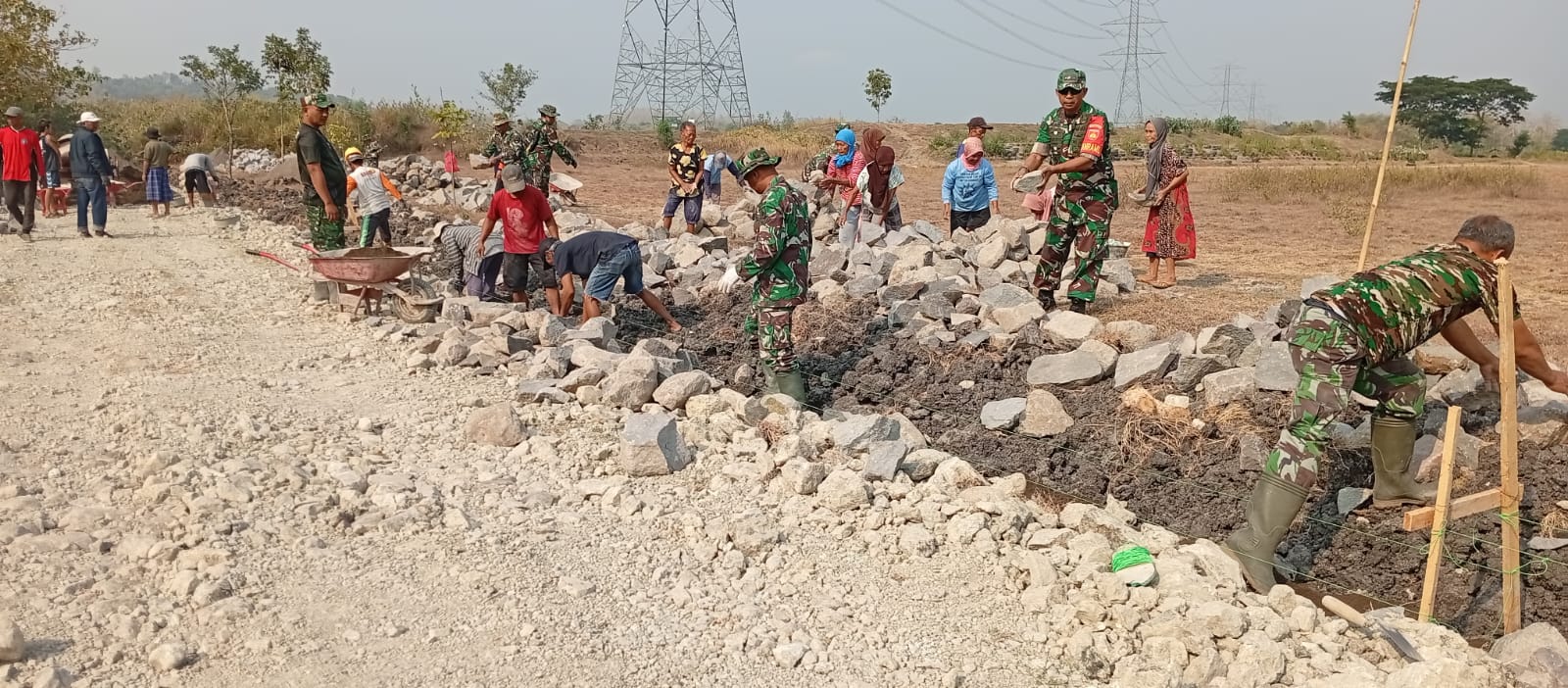 Danramil Kapten Inf Widoyo Turun Langsung Bangun Talud, Semangat Gotong Royong TMMD Menguat