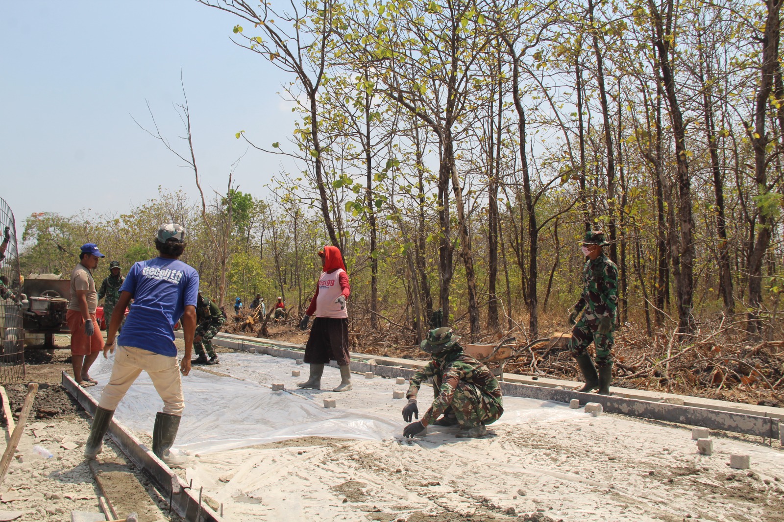 Rasa Bangga Warga Mengiringi Pembangunan Jalan Beton Di Trucuk