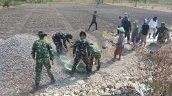 Kemanunggalan TNI dan Rakyat Terlihat dalam Pengerjaan Sasaran Fisik TMMD di Trucuk