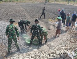 Kemanunggalan TNI dan Rakyat Terlihat dalam Pengerjaan Sasaran Fisik TMMD di Trucuk