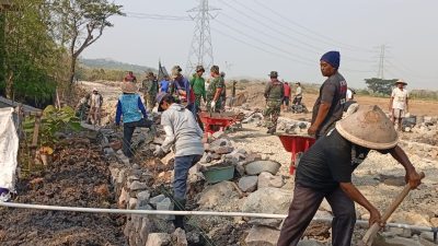 Gotong Royong Percepat Pekerjaan Talud dalam Program TMMD Kodim Klaten Gotong Royong Percepat Pekerjaan Talud dalam Program TMMD Kodim Klaten