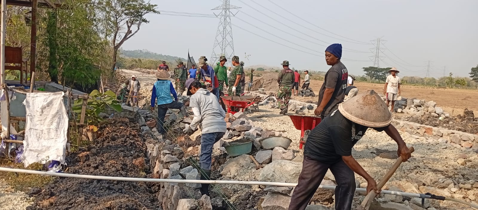 Gotong Royong Percepat Pekerjaan Talud dalam Program TMMD Kodim Klaten
