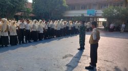 Babinsa Koramil 19/Trucuk Bekali Siswa MTs Muhammadiyah Trucuk Kedisiplinan dan Wawasan Kebangsaan