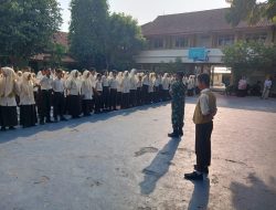 Babinsa Koramil 19/Trucuk Bekali Siswa MTs Muhammadiyah Trucuk Kedisiplinan dan Wawasan Kebangsaan