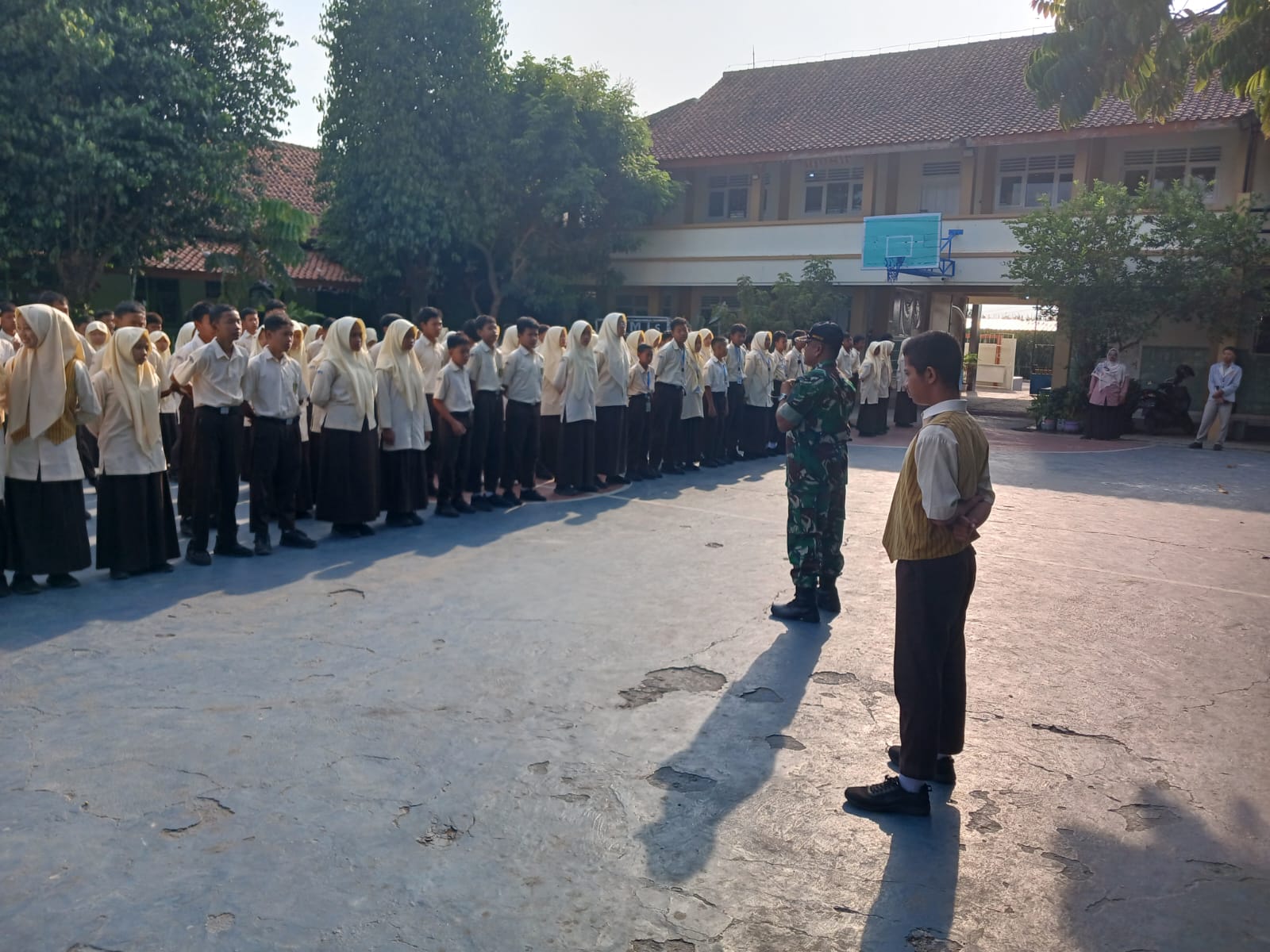 Babinsa Koramil 19/Trucuk Bekali Siswa MTs Muhammadiyah Trucuk Kedisiplinan dan Wawasan Kebangsaan