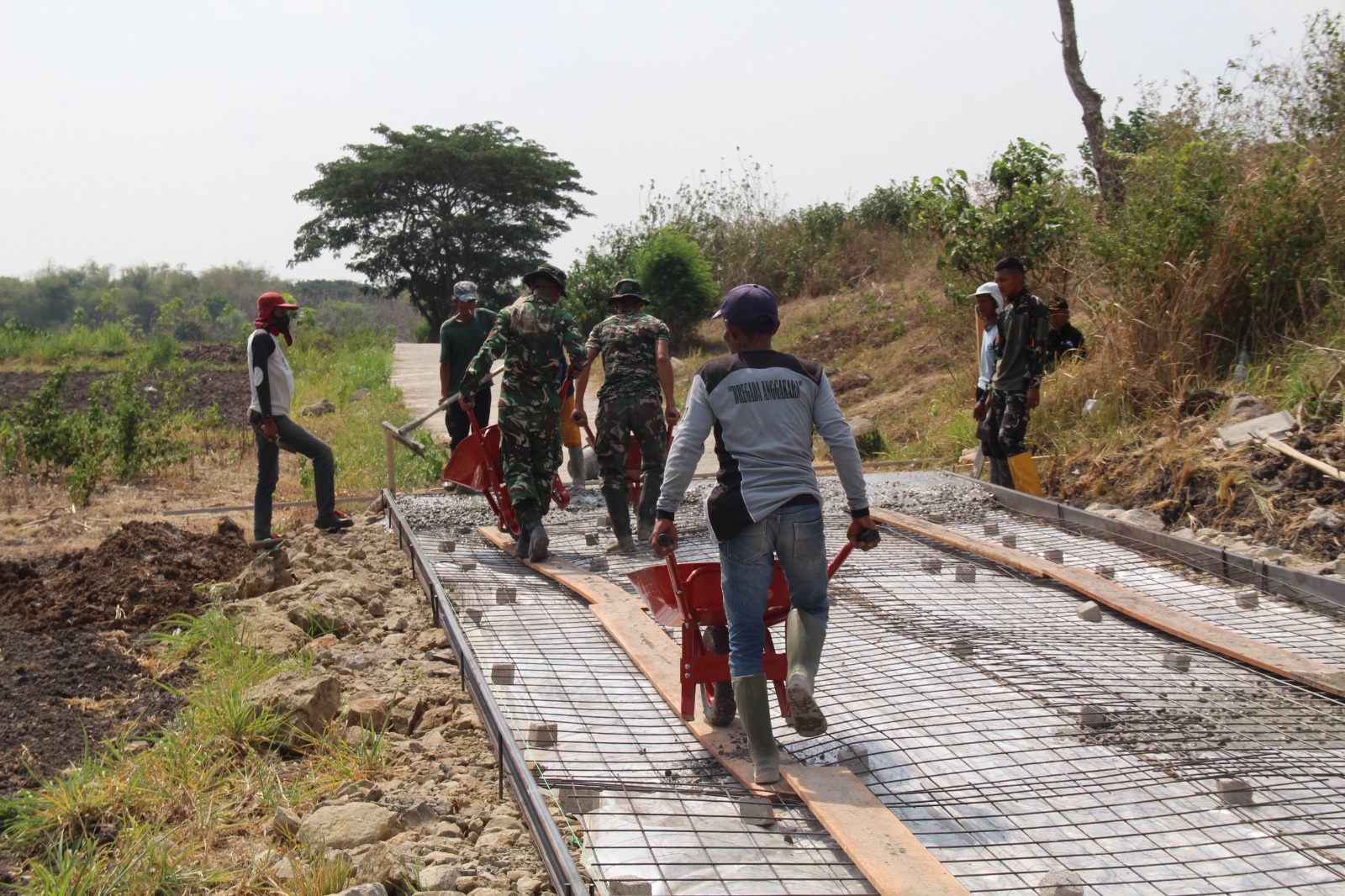 Satgas TMMD Kodim 0723/Klaten Kerjakan Jalan Beton