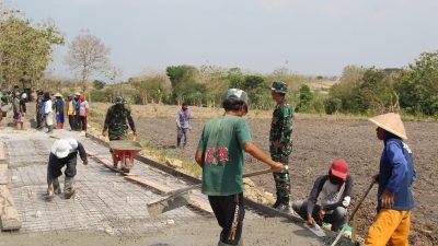 TNI dan Warga Bahu-Membahu Kerjakan Betonisasi Jalan Desa Trucuk