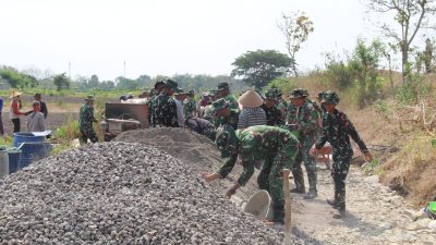 Personel Satgas TMMD Atur Material Dan Pengerjaan Jalan Secara Bertahap