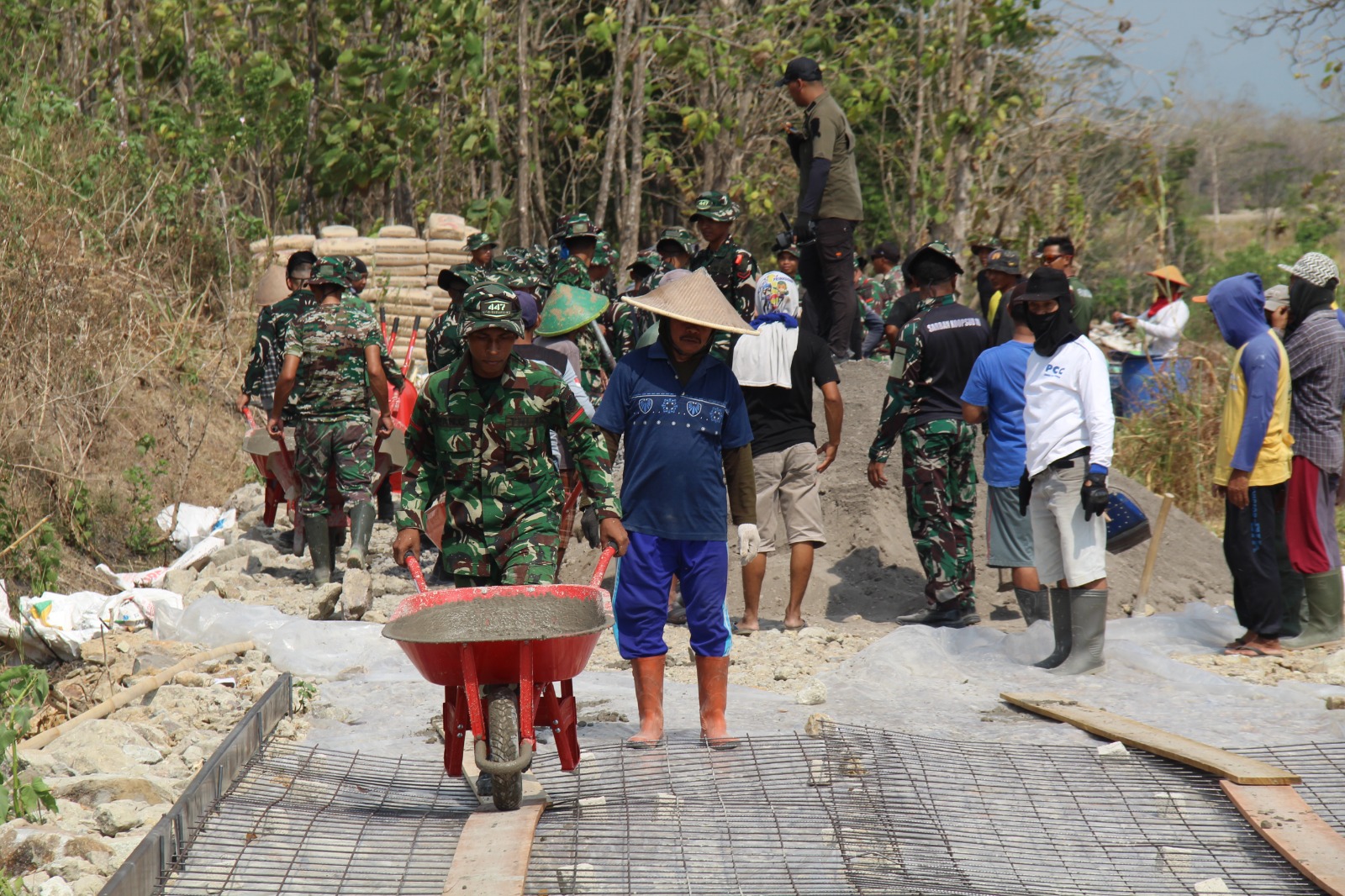 Gotong Royong Warga Perkuat Kelancaran Pembangunan Infrastruktur Desa