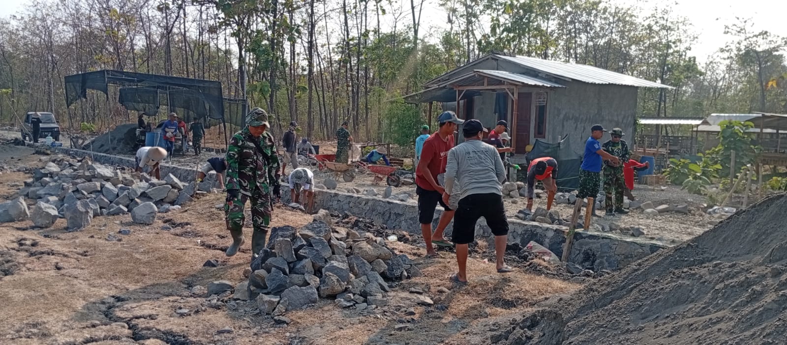 Kodim 0723/Klaten BangunTalud Persiapan Betonisasi TMMD ke-130