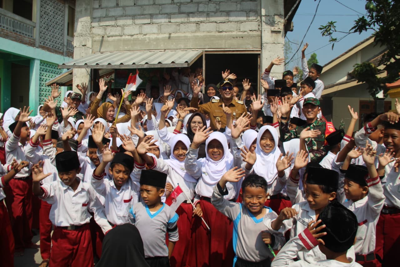 Sambutan Anak-Anak dan Siswa Sekolah Warnai Kehadiran TMMD di Desa Trucuk